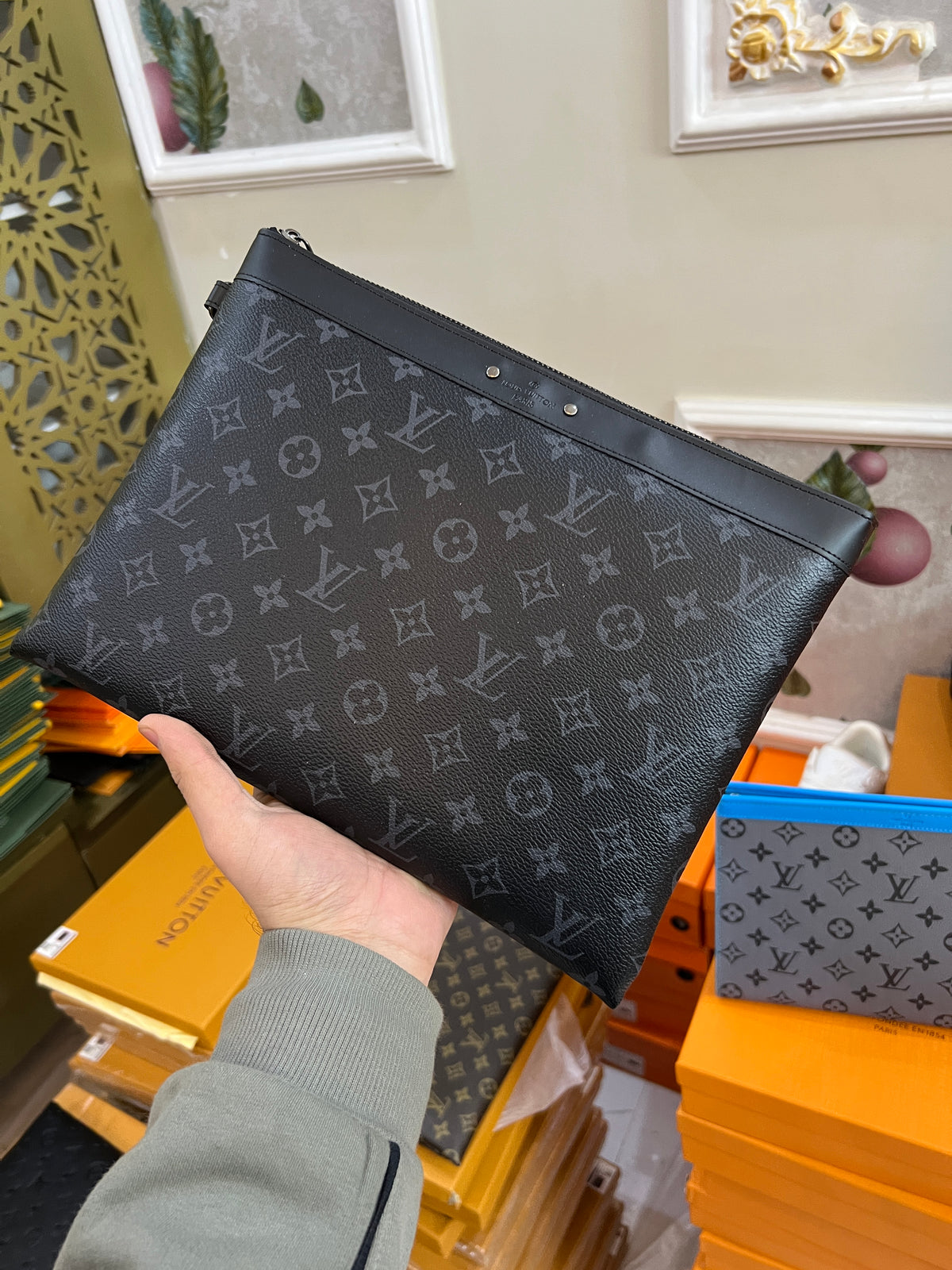 Hand pouch
